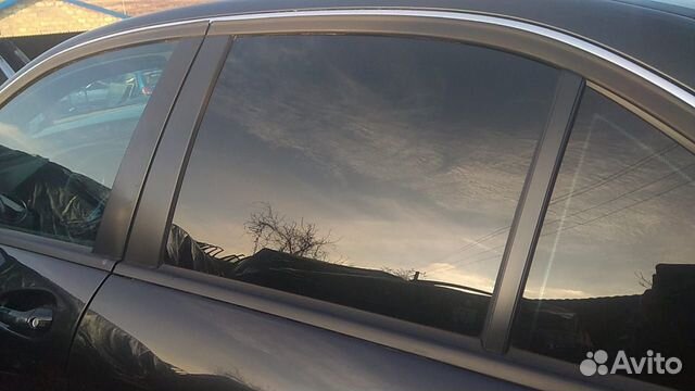 Стекло двери w204 мерседес задней левой
