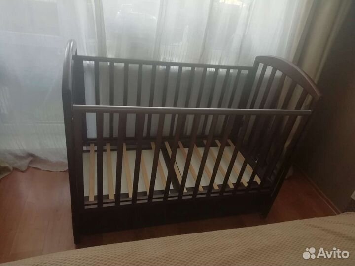 Детская кроватка с маятником