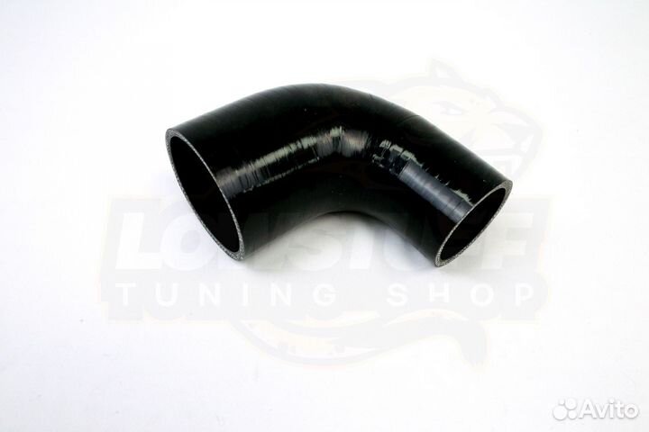 Патрубок силиконовый 90 град 76 мм в 51 мм длина 100 мм стенка 5мм черный