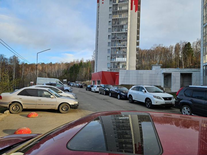 Машиноместо, > 30 м²