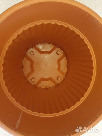 Пластиковый горшок с подставкой на колёсиках