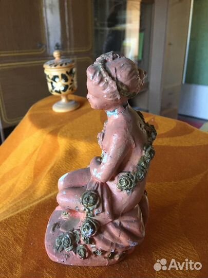 Фигурка из гипса и шкатулка из дерева