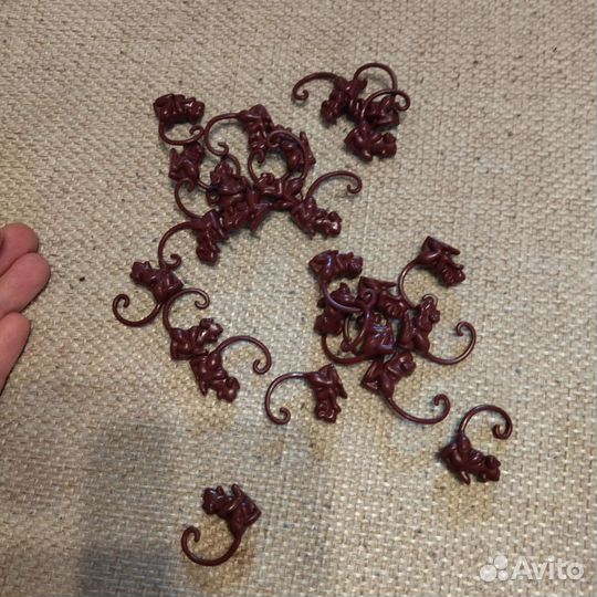 Маленькие обезьянки от игры и пирамидка