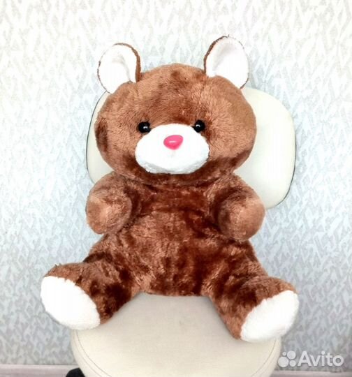 Большой плюшевый медвежонок