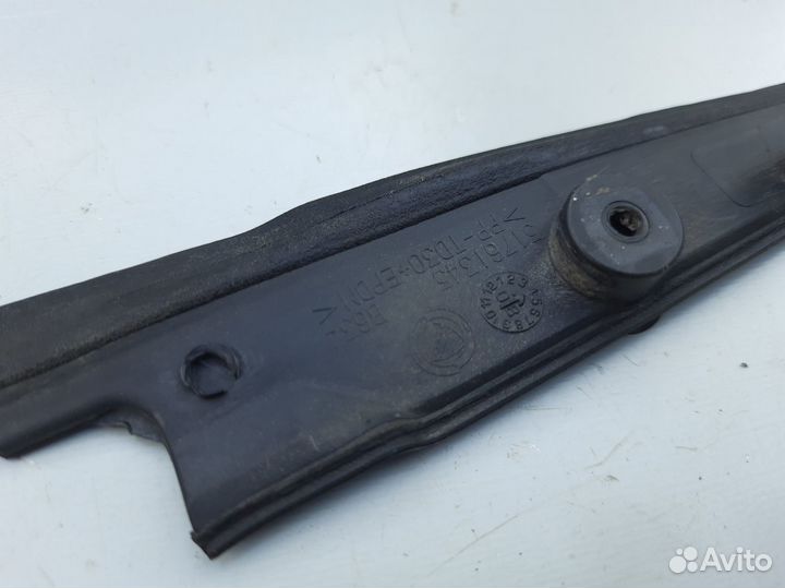 Накладка лобового стекла правая Fiat Punto 3