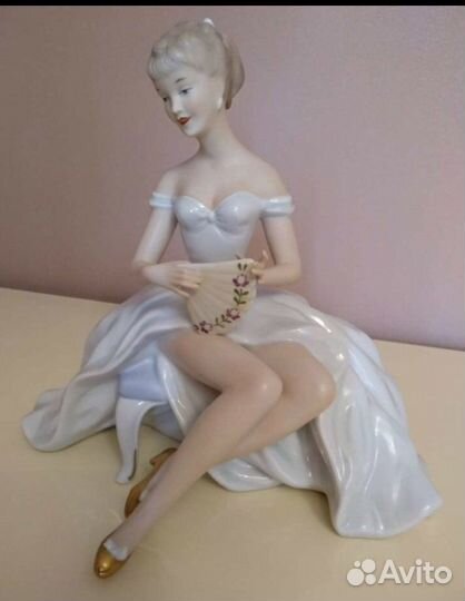 Фарфоровая статуэтка 