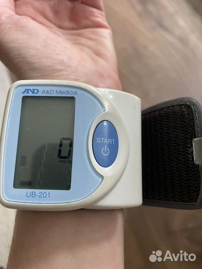 Тонометр AND на запястье