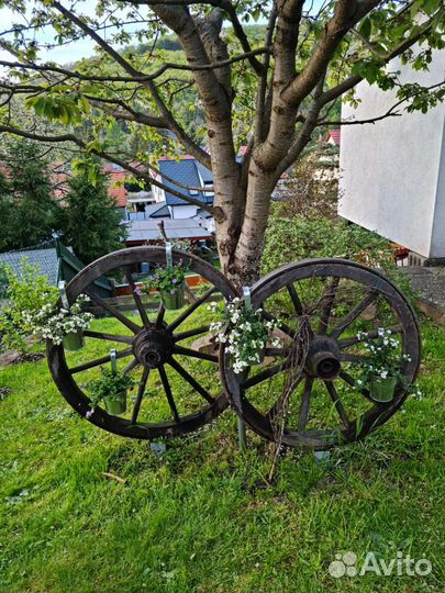 Деревянное колесо от телеги