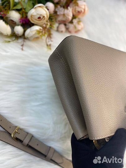 Сумка Louis Vuitton Capucines BB