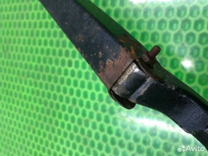 Поводок дворника передний левый Kia Spectra седан