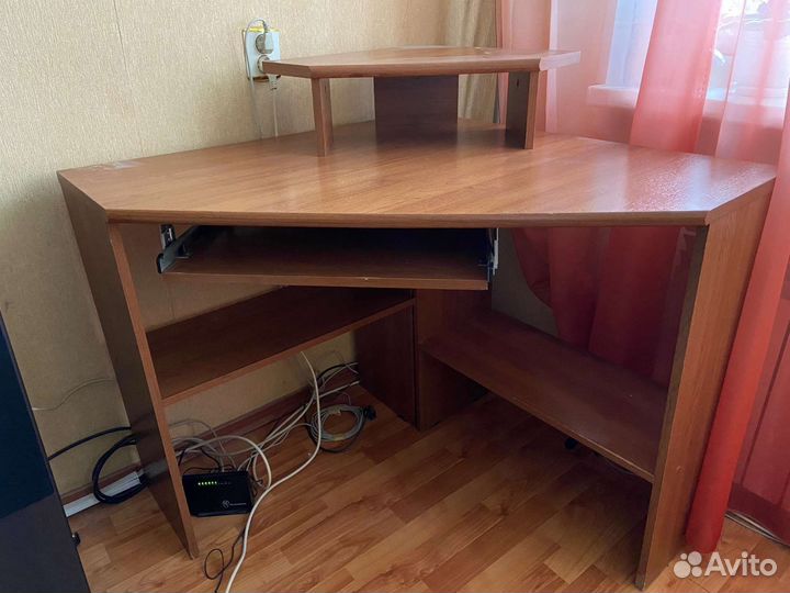 Компьютерный стол-угловой