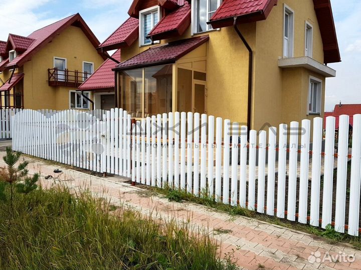 Забор из евроштакетника