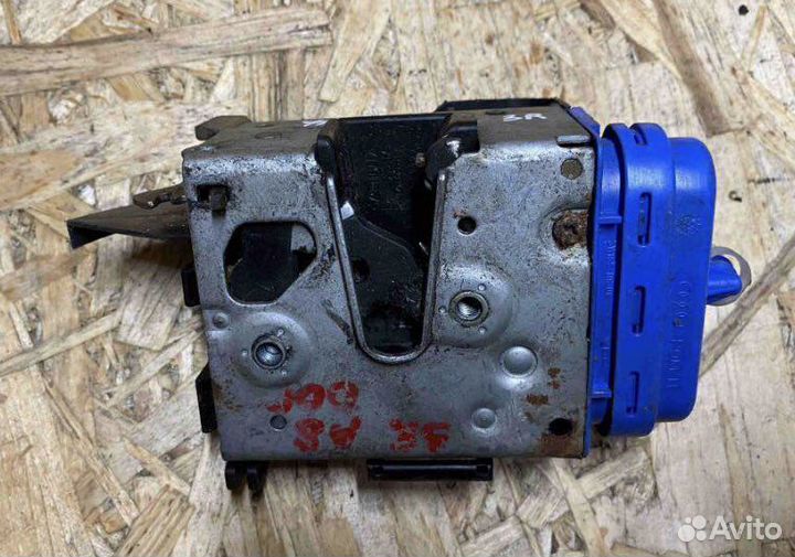 Замок двери Audi A8 D2