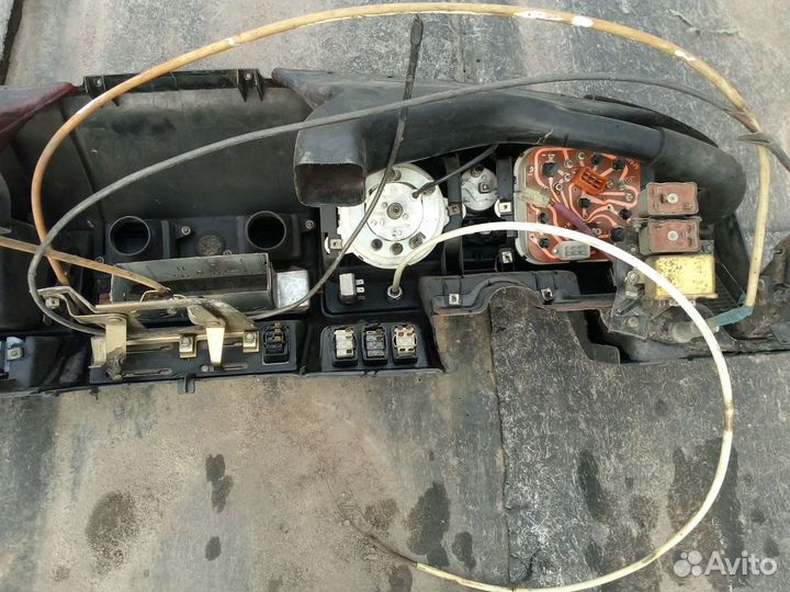 Панель приборов (торпедо) на Волгу