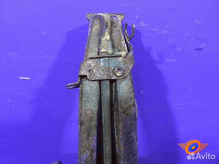 Кулак передний правый Volkswagen Touareg 2 (Nf)