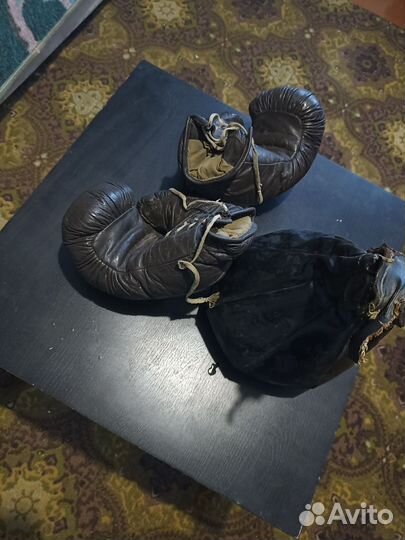 Боксерские перчатки и груша,снарядки