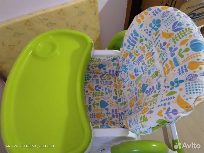 Стульчик для кормления + вещи