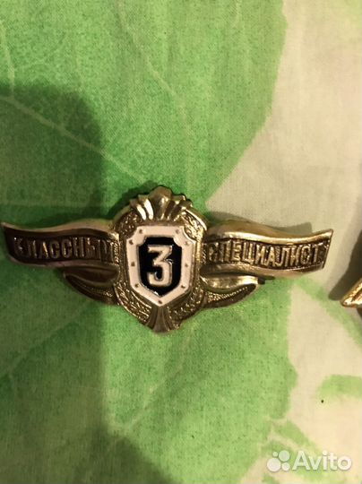 Берет, значки, аксельбант