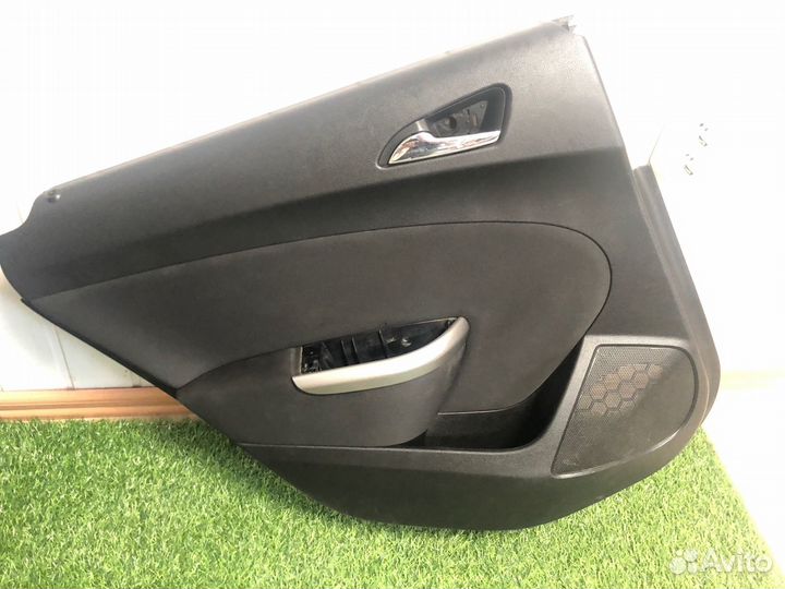 Обшивка двери задняя левая Opel Astra J хэтчбек