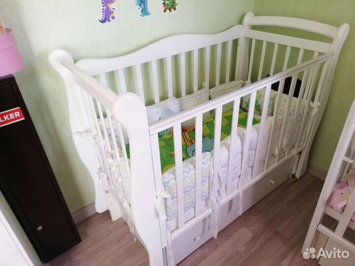 Детская кроватка с маятником