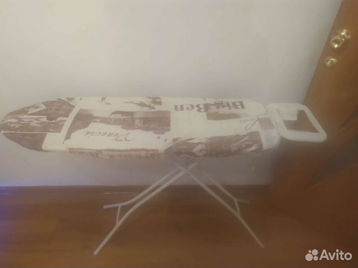 Гладильная доска с утюгом