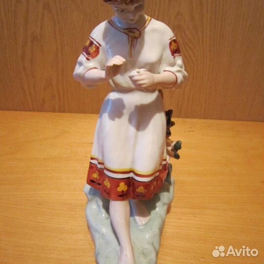 Статуэтка форфоровая