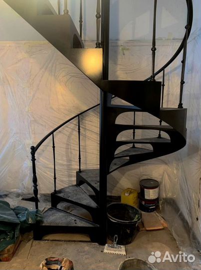 Лестница с забежными ступенями в коттедж