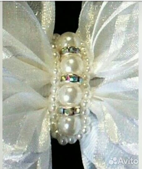 Праздничный Белый бантик со стразами