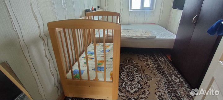 Детская кроватка с поперечным маятником