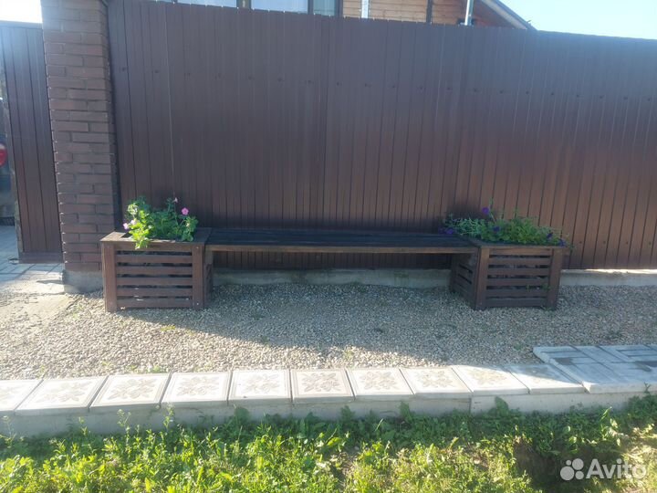 Скамья с цветочницами