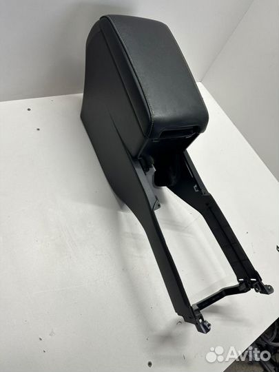 Подлокотник Toyota Camry V50 2011-2014