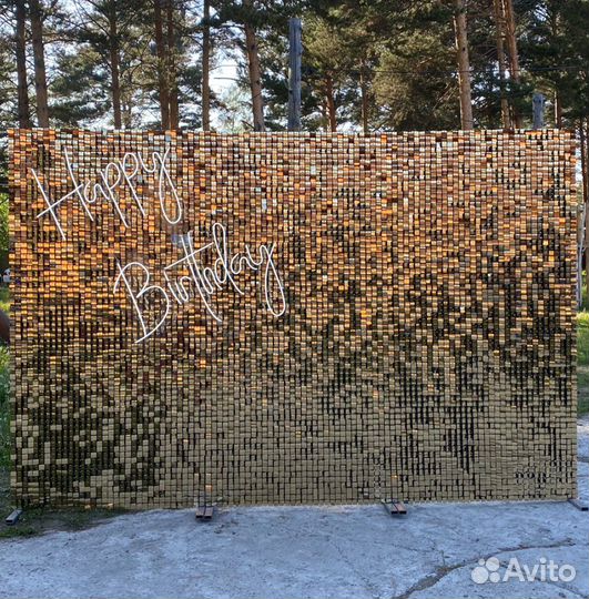 Фотозона из золотых пайеток на день рождения