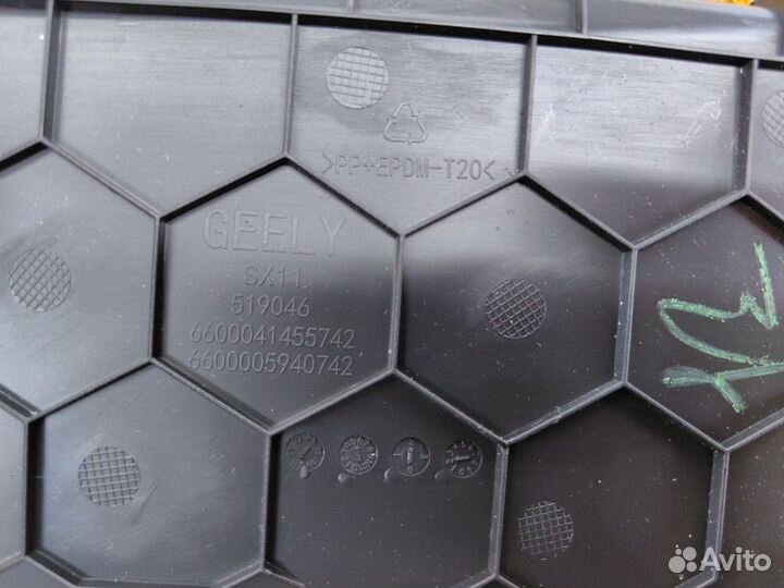 Накладка на торпедо передняя левая Geely Coolray