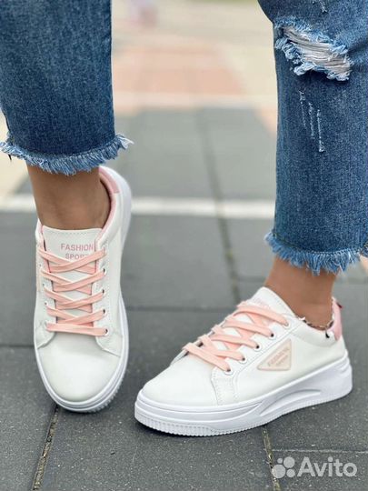 Кроссовки женские