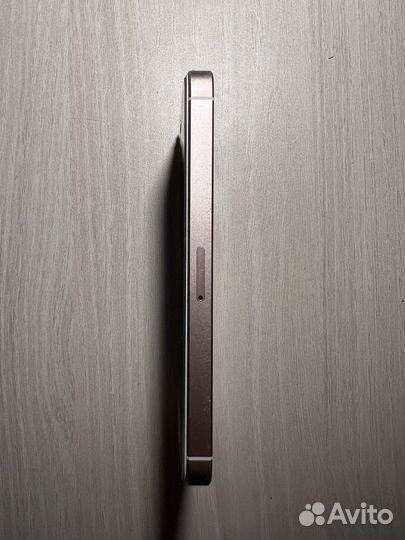 Телефон iPhone SE