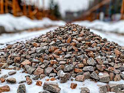 куча щебня на стройплощадке