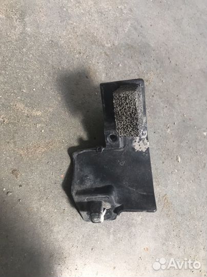 Кронштейн решетки радиатора Toyota Camry 70