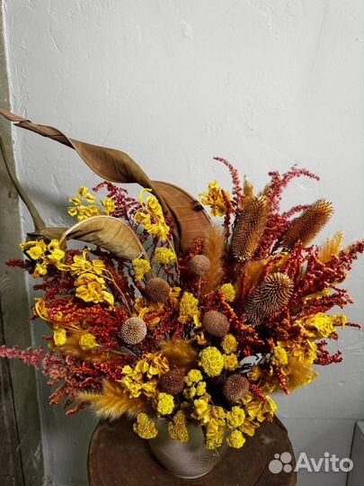 Композиция из сухоцветов и стабилизированных цвето