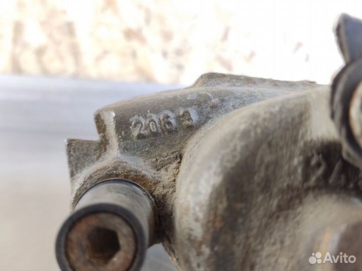 Суппорт передний правый Volkswagen Golf 3