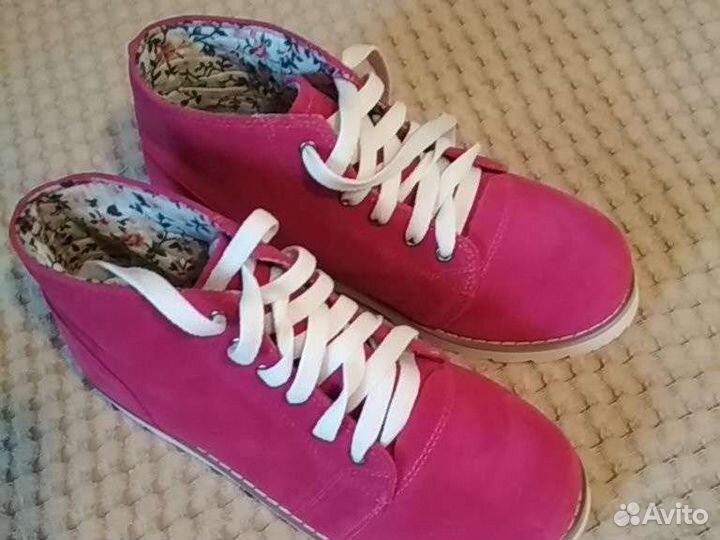 Новые замшевые ботинки