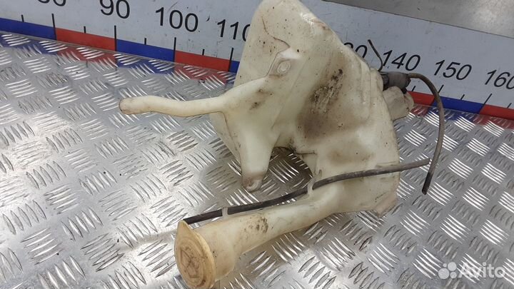 Бачок омывателя на Mitsubishi Carisma