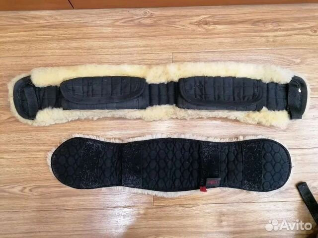 Много конной амуниции: подпруги Ногавки