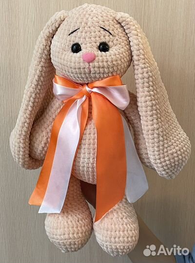 Плюшевый заяц вязаный