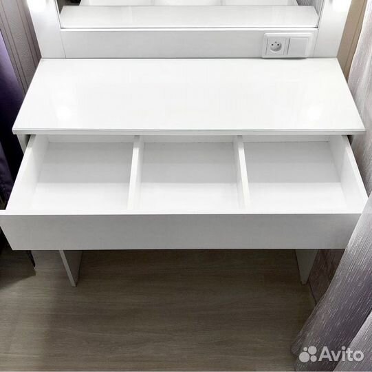 Гримерное зеркало со столом