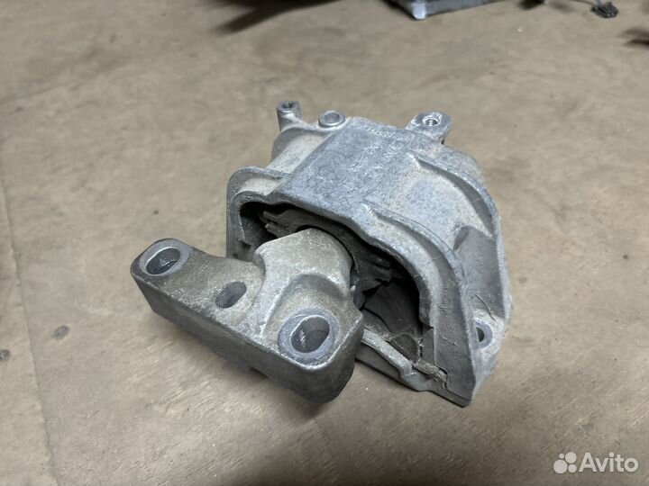 Опора двигателя Jetta 13 год