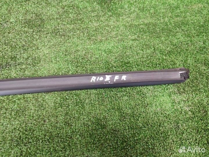 Уплотнитель передний правый внутренний(бархотка)