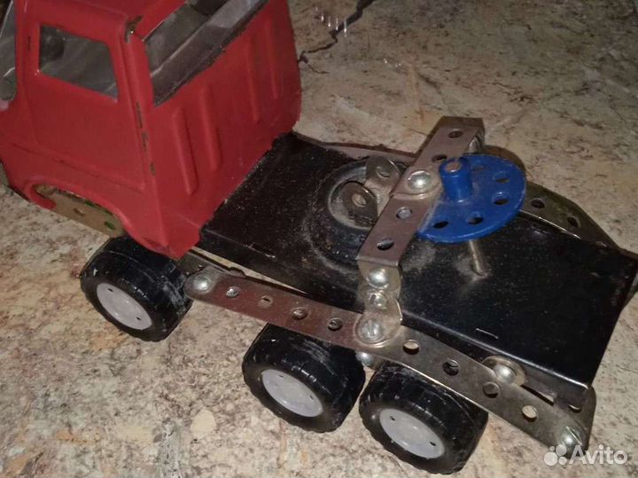 Металлическая машинка дополненная деталями