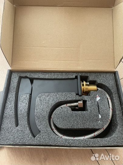 Смеситель для раковины черный