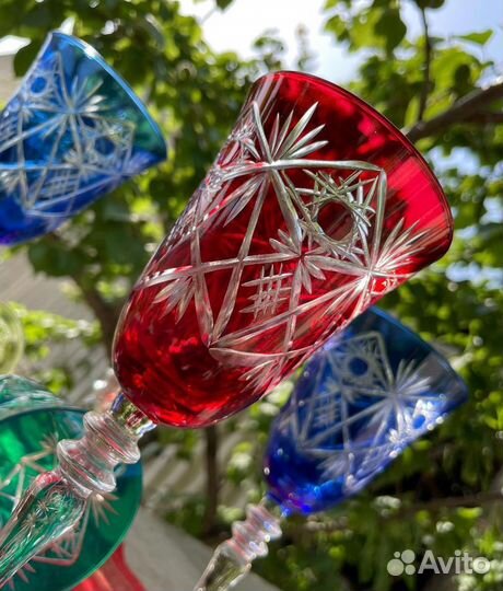 Разноцветные фужеры