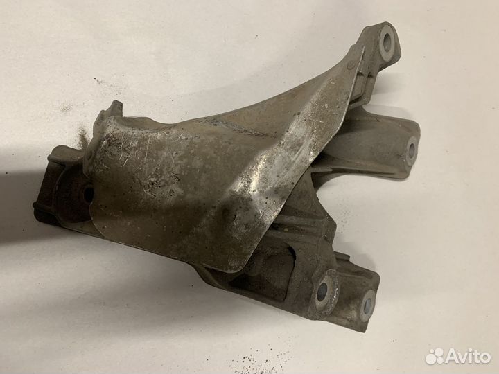 Кронштейн двигателя правый BMW 5 E60 E61 6 Е63 Е64